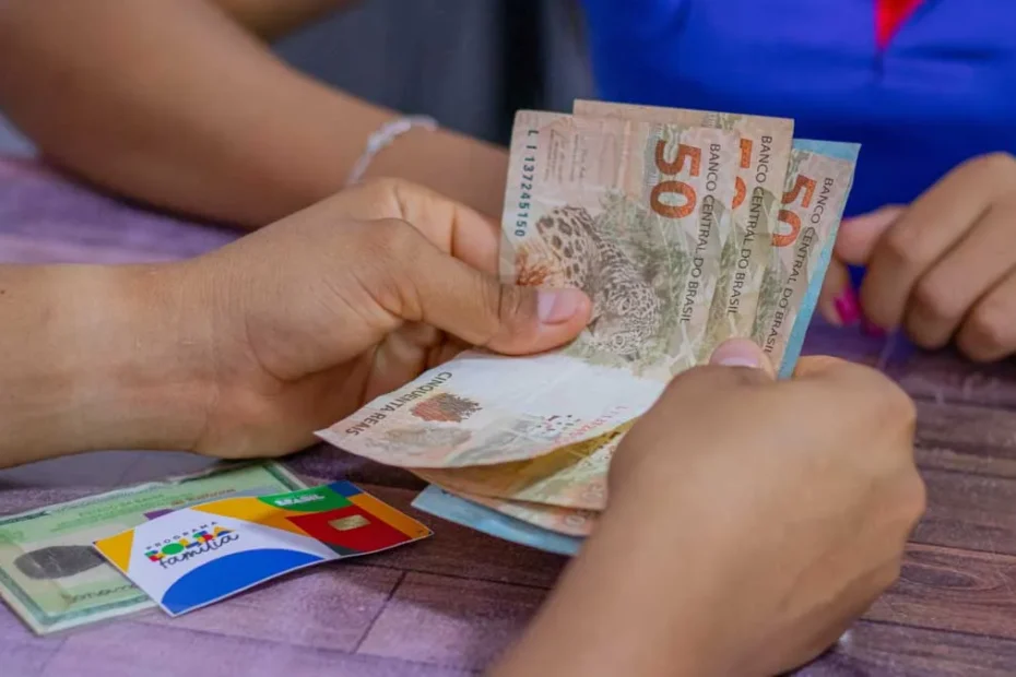 Família brasileira buscando regularizar o Bolsa Família no CRAS