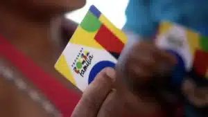 Famílias em fila para atualizar Cadastro Único em centro de assistência social.