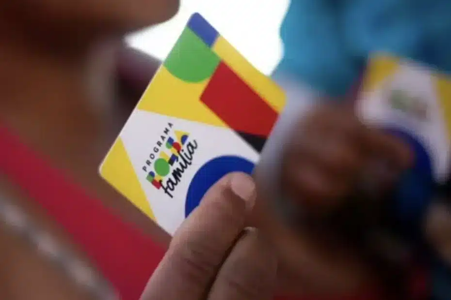 Famílias em fila para atualizar Cadastro Único em centro de assistência social.