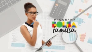 Mãe preocupada com filhos olha para documento sobre Bolsa Família
