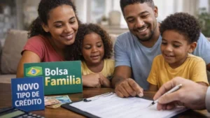 Mãe beneficiária do Bolsa Família analisa informações sobre crédito