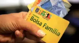Assistente social do CRAS orientando beneficiária do Bolsa Família sobre as regras do programa.