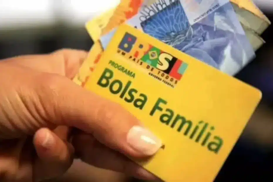 Assistente social do CRAS orientando beneficiária do Bolsa Família sobre as regras do programa.