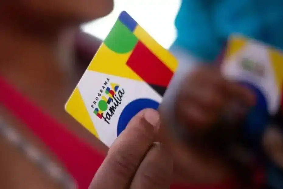 Mulher preocupada olhando extrato do Bolsa Família e celular com notificação