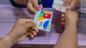 Mulher preocupada olha extrato bancário no celular em casa