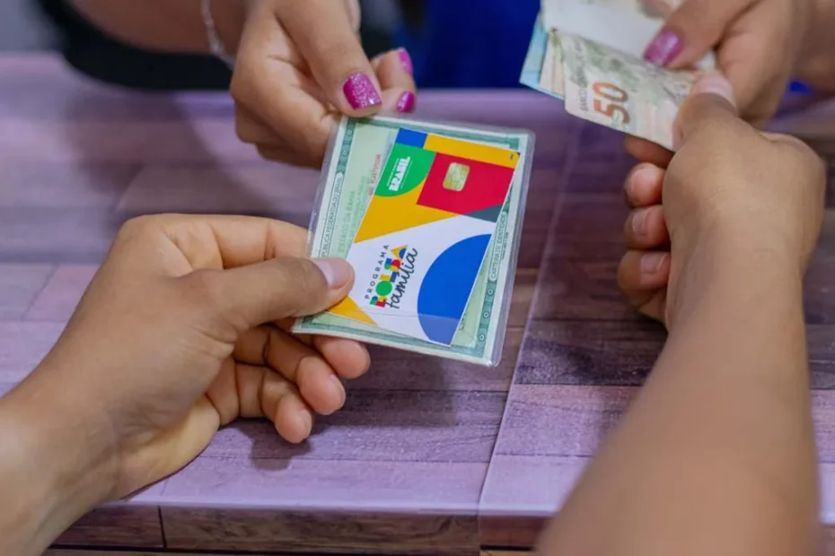 Mulher preocupada olha extrato bancário no celular em casa