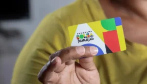 Mãe recebe cartão do Bolsa Família com filho