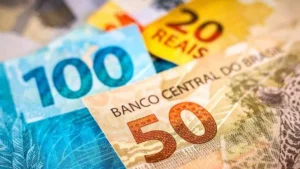 Pessoa utiliza o aplicativo Caixa Tem no celular para consultar o Bolsa Família.