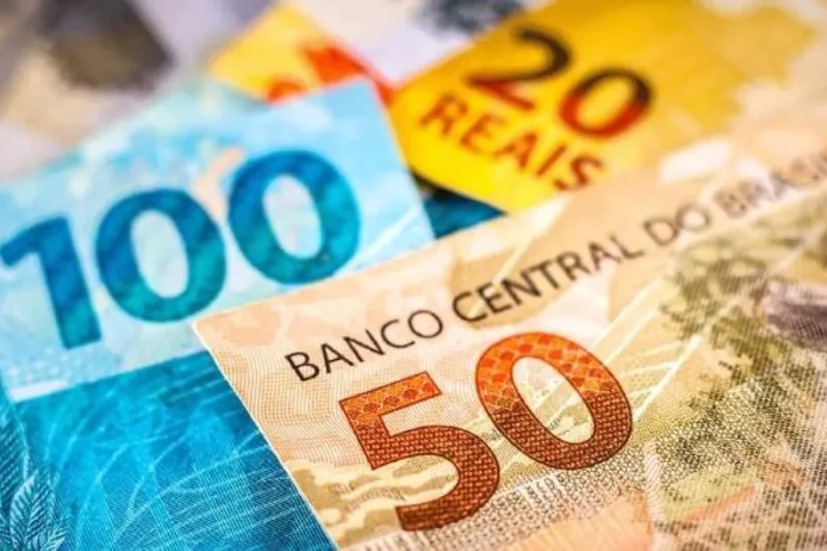 Pessoa utiliza o aplicativo Caixa Tem no celular para consultar o Bolsa Família.