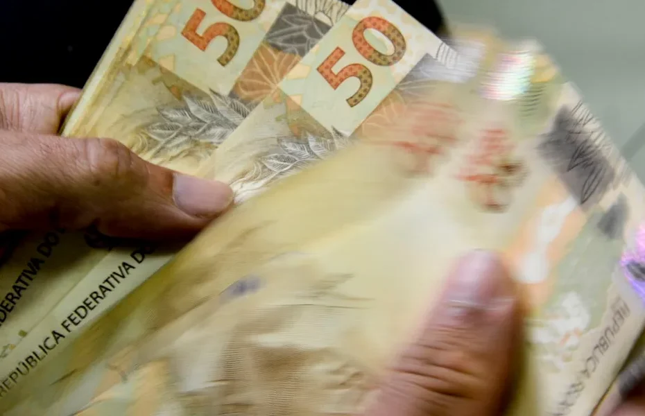 Beneficiária do Bolsa Família consulta aplicativo Caixa Tem no celular