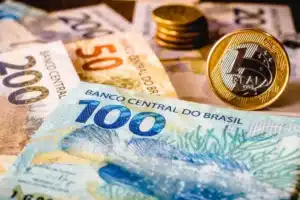 Família brasileira recebe cartão do Bolsa Família em agência lotérica