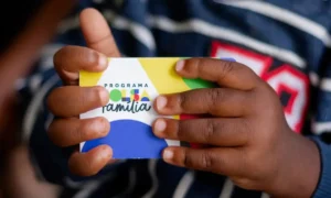 Mãe feliz recebe cartão do Bolsa Família.