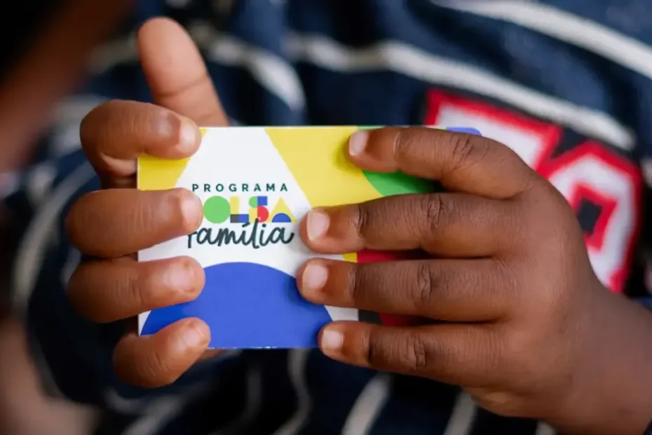 Mãe feliz recebe cartão do Bolsa Família.