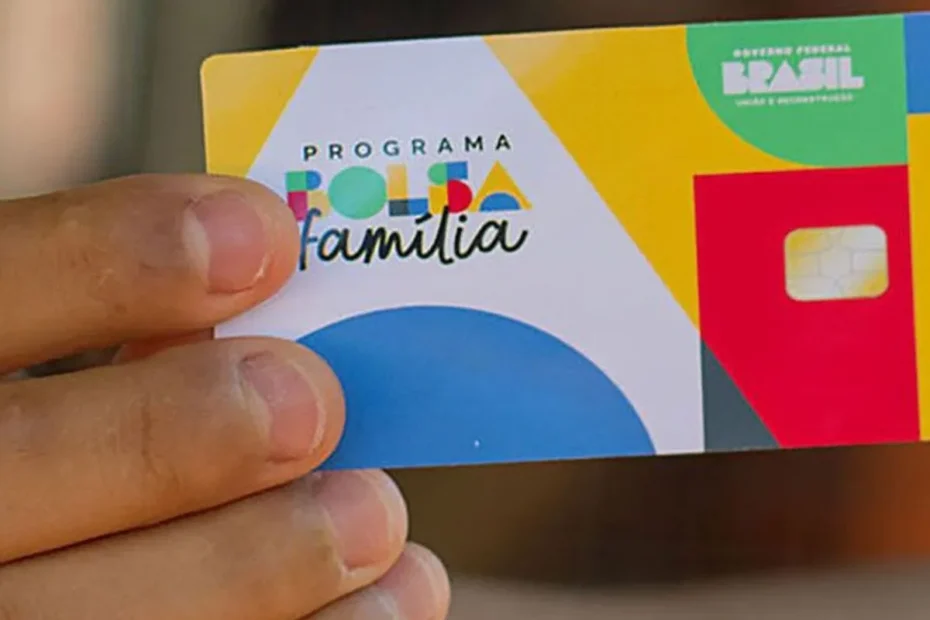 Mãe sorrindo com seu bebê, celebrando o novo adicional do Bolsa Família.