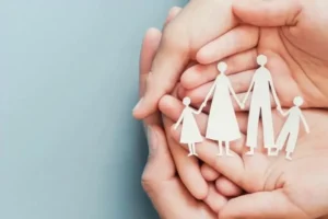 Família recebendo o cartão Bolsa Família