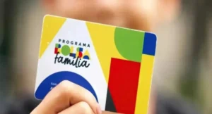 Mulher maranhense recebe benefício do Bolsa Família com sorriso no rosto.
