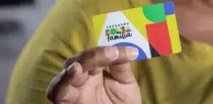 Família recebendo cartão do Bolsa Família
