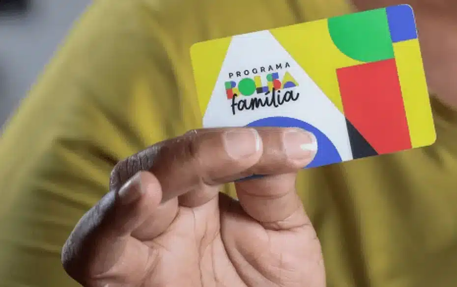Família recebendo cartão do Bolsa Família