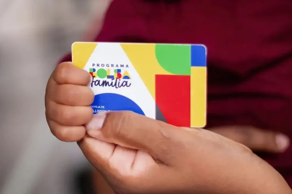 Família consulta saldo do Bolsa Família no aplicativo Caixa Tem, simbolizando o acesso ao benefício.