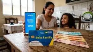 Família consultando o calendário de pagamentos do Bolsa Família pelo celular