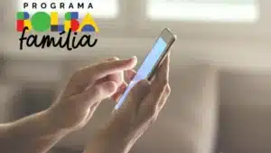 Mulher sorri ao receber benefício do Bolsa Família
