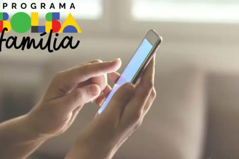 Mulher sorri ao receber benefício do Bolsa Família