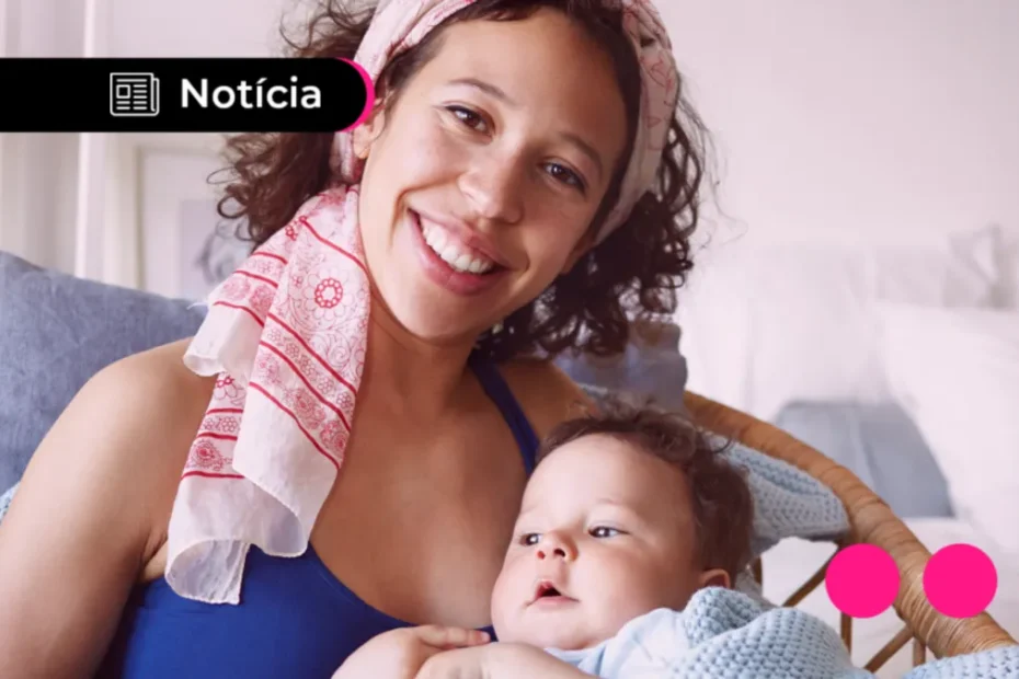 Mãos segurando um celular com o aplicativo Caixa Tem e cédulas de Real, simbolizando o pagamento do Bolsa Família.