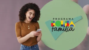 Mãe recebe cartão do Bolsa Família em CRAS