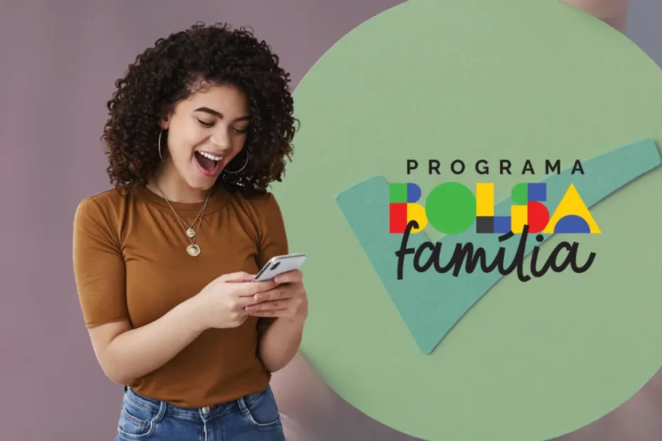 Mãe recebe cartão do Bolsa Família em CRAS