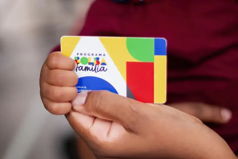 Mulher sorrindo ao conferir pagamento do Bolsa Família no celular