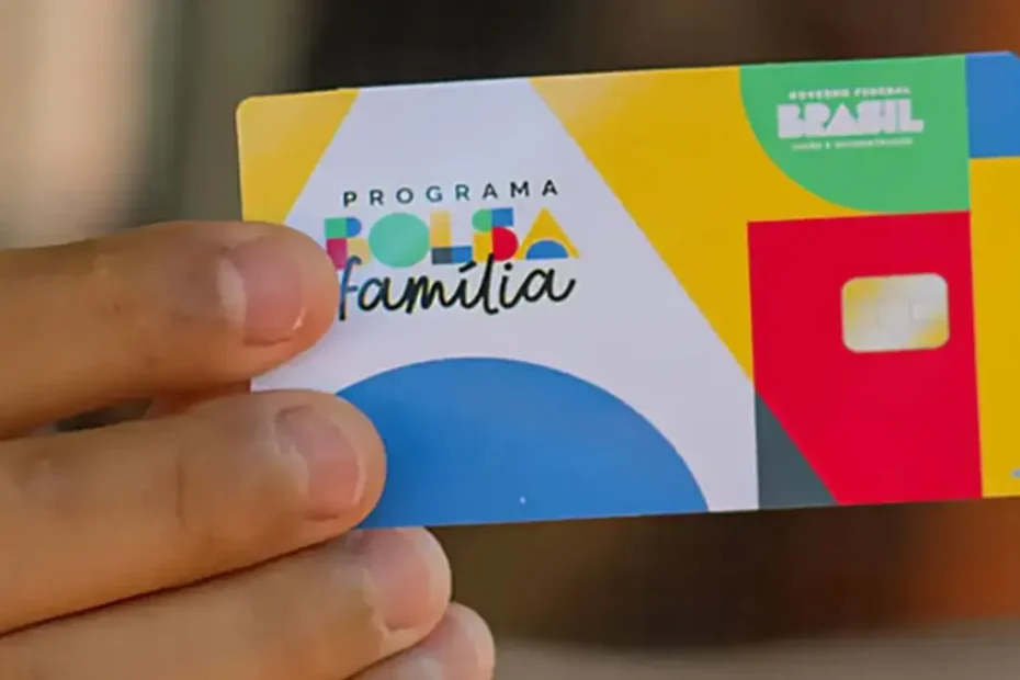 Funcionário do TCU analisando documentos relacionados a programas sociais.