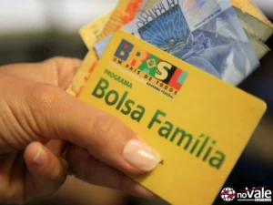 Mãe e filho em unidade de saúde para acompanhamento do Bolsa Família