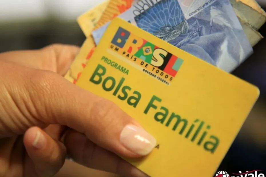 Mãe e filho em unidade de saúde para acompanhamento do Bolsa Família