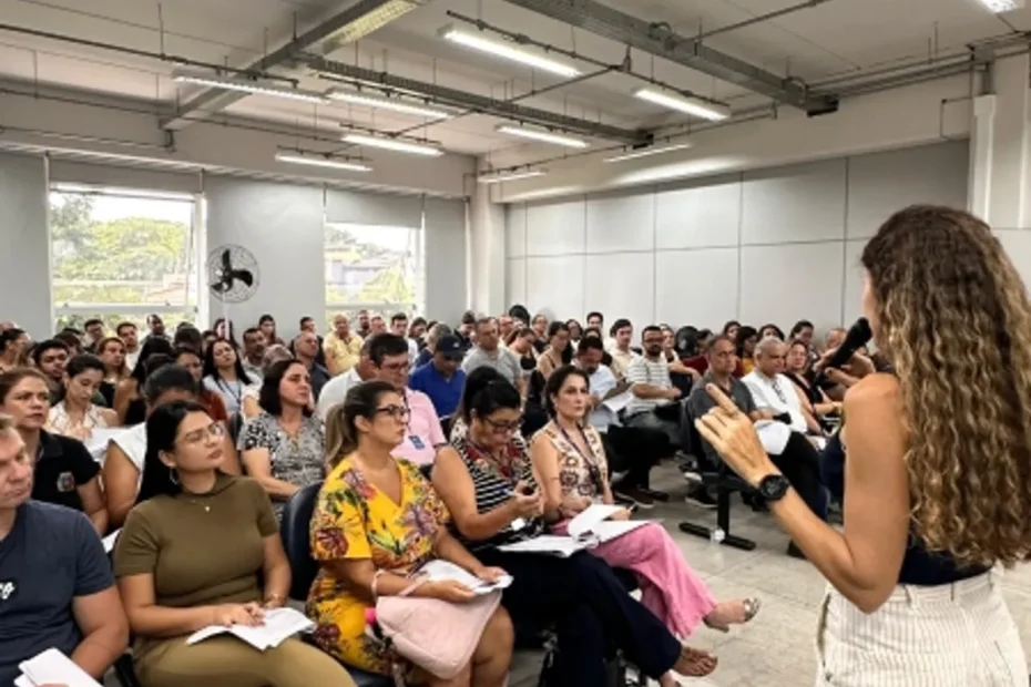 Beneficiários do Bolsa Família em fila para recadastramento no CRAS