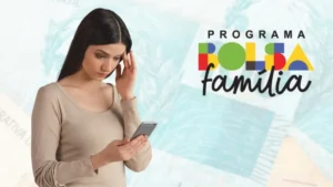 Mulher preocupada consultando informações sobre o Bolsa Família em um celular.