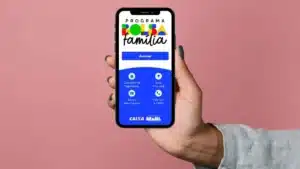 Família brasileira analisando informações sobre o Bolsa Família