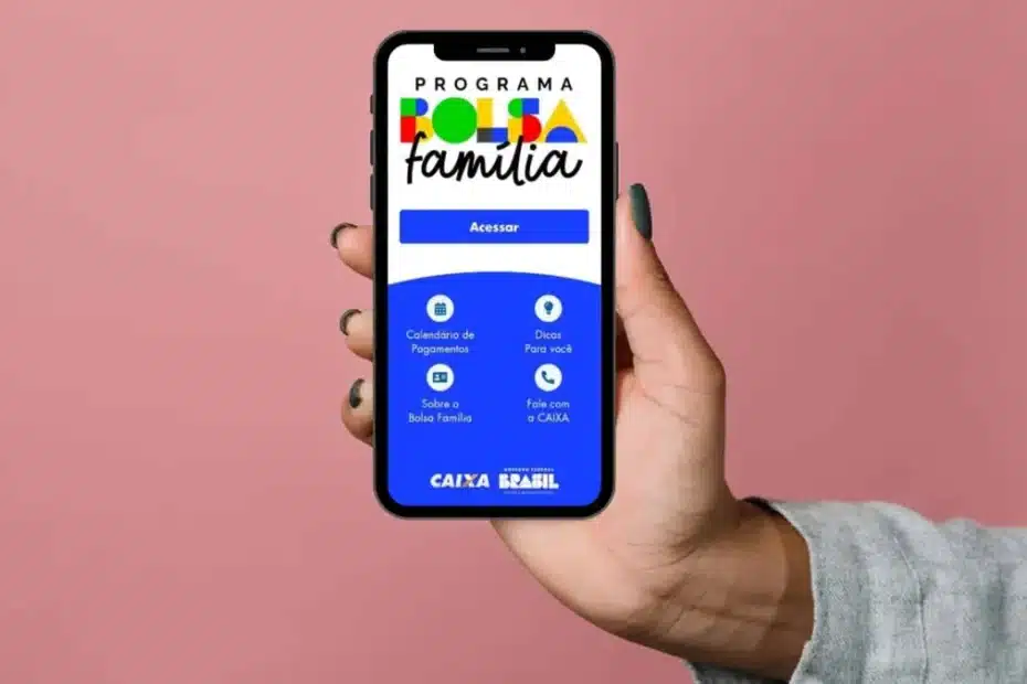 Família brasileira analisando informações sobre o Bolsa Família