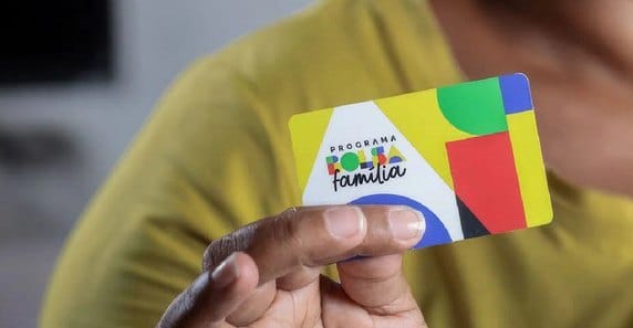 Mulher sendo atendida em centro de assistência social para atualizar Cadastro Único.