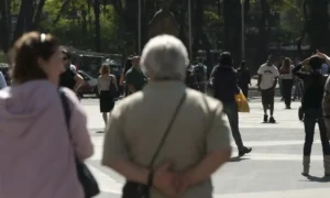 Idosa na Argentina confere extrato bancário após receber bônus de aposentadoria em abril.