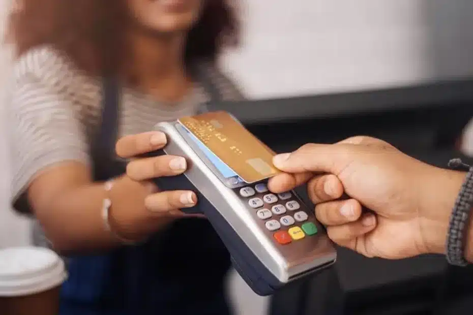 Homem com expressão pensativa olhando para frente em uma área urbana