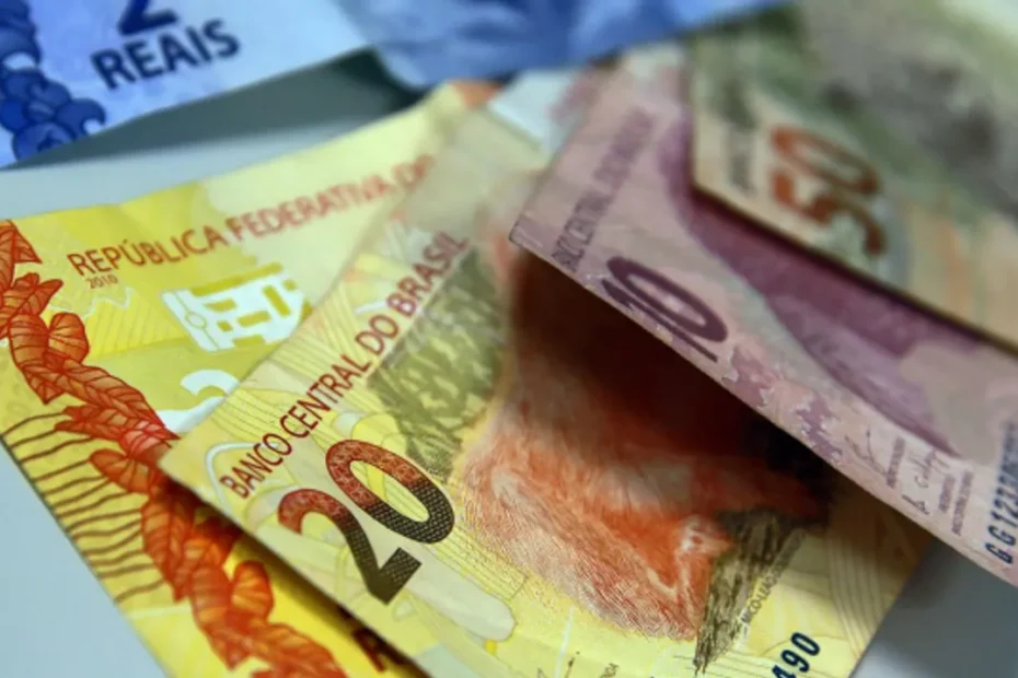 Morador de Cabrobó em rua afetada por chuvas