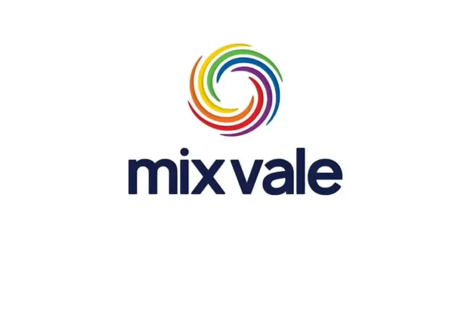 Mãe preenche formulário com auxílio de assistente social em centro de atendimento para benefícios sociais.