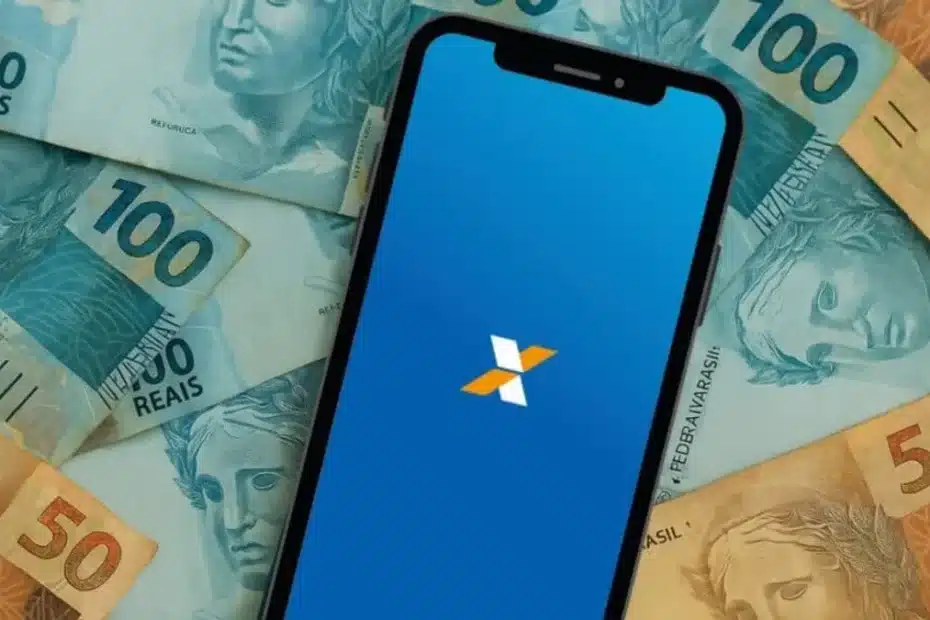 Homem consulta aplicativo da Caixa no celular em frente a uma agência