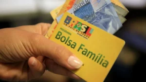 Agentes da Caixa auxiliam moradores em área afetada por enchentes na Zona da Mata mineira