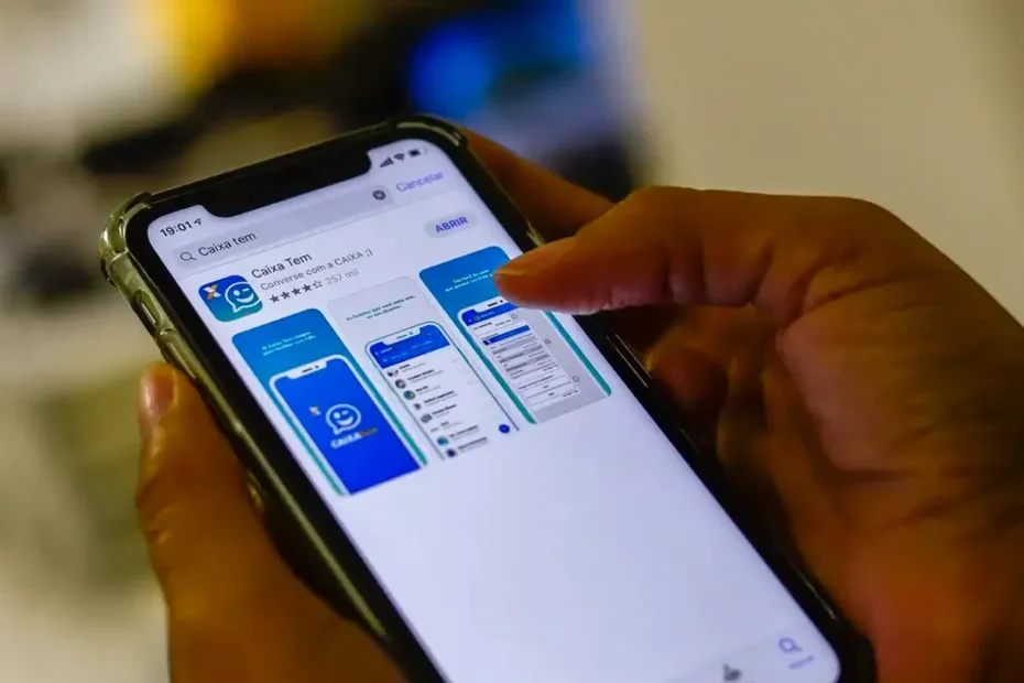 Pessoa atualizando cadastro no aplicativo Caixa Tem em um smartphone.