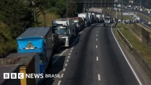 Caminhoneiros reunidos em assembleia, ameaçando greve por causa da alta do diesel.