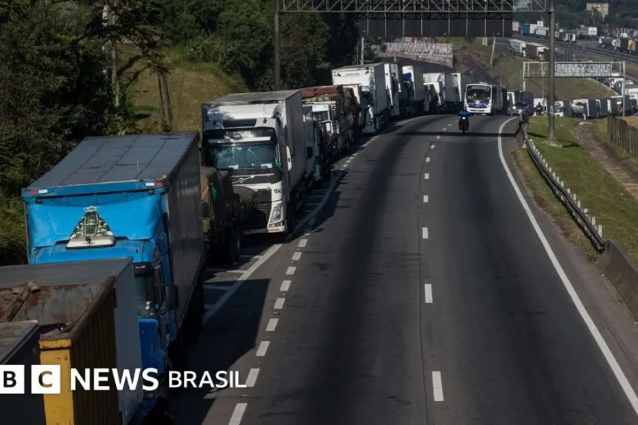 Caminhoneiros reunidos em assembleia, ameaçando greve por causa da alta do diesel.