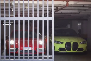 Carros de luxo como Porsche e Lamborghini apreendidos em operação policial.
