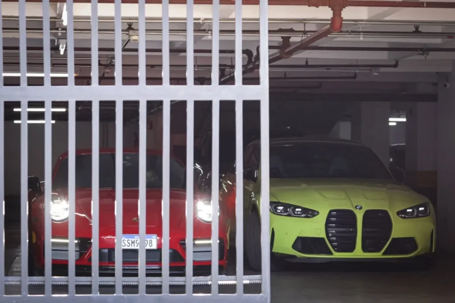 Carros de luxo como Porsche e Lamborghini apreendidos em operação policial.