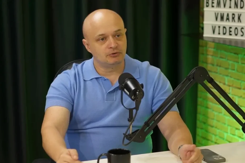 Mão com cartão de crédito ao lado de laptop exibindo gráficos de acúmulo de pontos e livro de finanças.